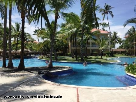 Ein Teil der großen Poollandschaft vom Hotel Dreams Punta Cana